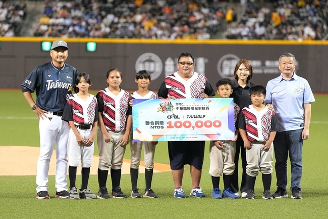 台灣狼響應回饋基層棒球計畫　捐新台幣400萬元 | 華視新聞