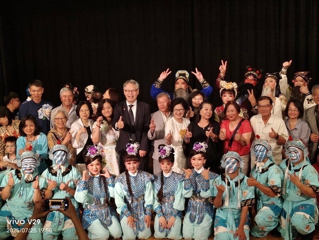 榮興客家採茶劇團登維也納　演員隨劇情奉茶觀眾驚喜 | 華視新聞