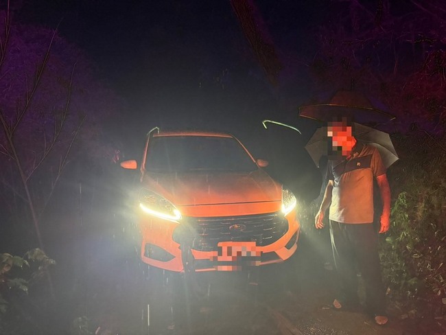 夫妻車卡邊坡2輪懸空雨夜驚魂  中市警粗麻繩助脫困 | 華視新聞