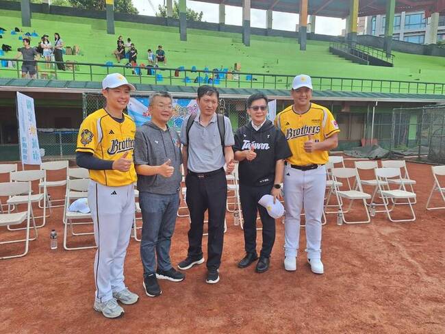 張廖萬堅推陽光棒球夏令營 盼小教練們勇闖國際賽 | 華視新聞
