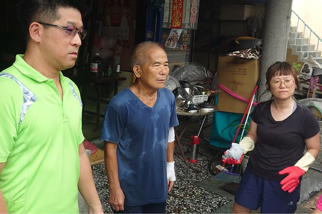 台南菁寮老街居民忙淹水善後  國軍出動助清理 | 華視新聞