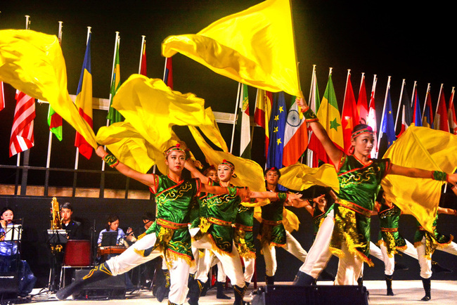 方相舞團西班牙巡演 紅燈籠與跳鼓陣吸睛獲喝采 | 華視新聞