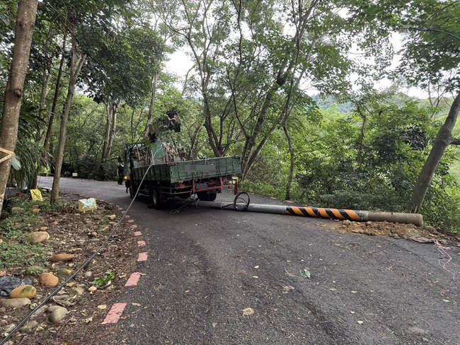 大貨車勾電線拔起電桿  藤山步道健行路人遭壓傷 | 華視新聞