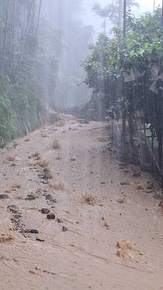 嘉縣降雨不斷　山區2道路土石擋道無法通行