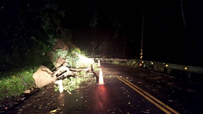 苗栗大雨  南庄泰安山區土石崩落眼前駕駛急倒車 | 華視新聞