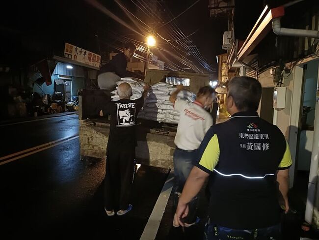 台中東勢暴雨7戶淹水　區公所發放沙包防災 | 華視新聞