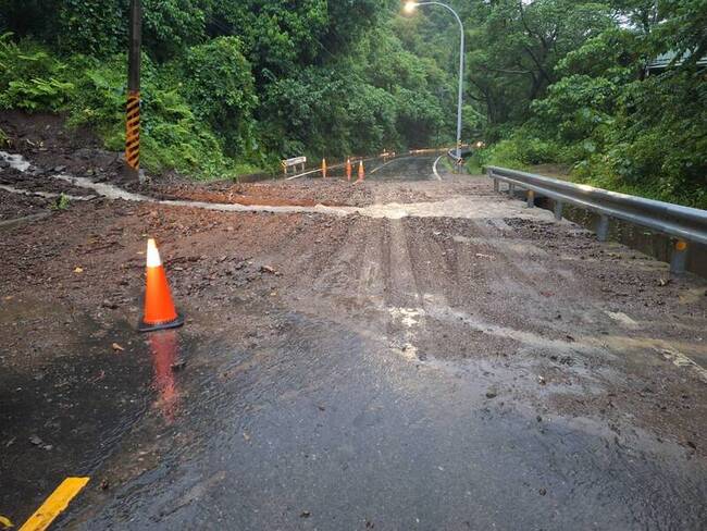 高雄山區2路段落石與土石流 工務段籲非必要勿上山 | 華視新聞