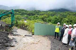 高雄山區雨勢持續　陳其邁視察災區提醒嚴防災情
