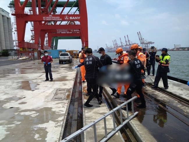 高雄港70號碼頭1車落海  尋獲1男遺體身分待確認 | 華視新聞