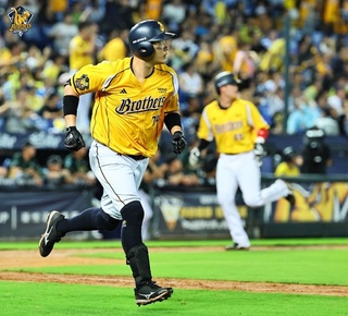 兄弟許基宏滿貫砲擊退雄鷹 觸身球致雙方板凳清空