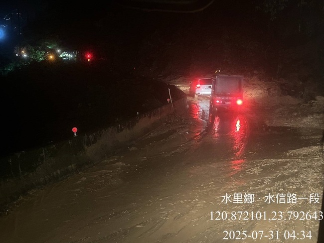 雷雨狂轟南投　信義鄉多處淹水、台21線邊坡崩塌 | 華視新聞