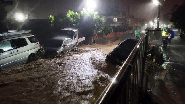 彰化暴雨  香山里車輛卡涵洞彰139線樹倒交通中斷 | 華視新聞