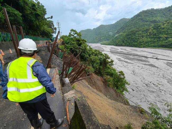 台東土坂村聯外路基掏空  今停班停課 | 華視新聞