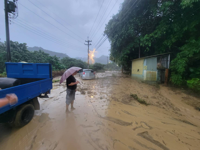 台中暴雨多處積水  霧峰土石流車輛受困 | 華視新聞