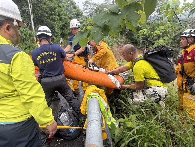 六龜車輛疑載5人墜谷 警消尋獲少女遺體及其他遺骸 | 華視新聞
