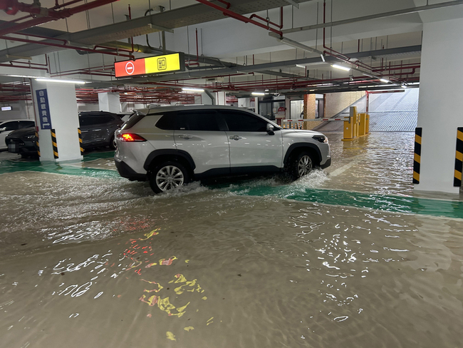 台中大雨28民宅進水  多處邊坡坍塌停車場積水 | 華視新聞
