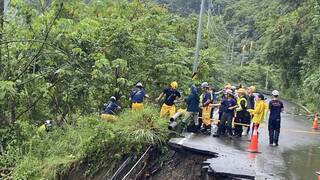 六龜車疑載5人墜谷尋獲2遺體  搜救下切百米徒手挖