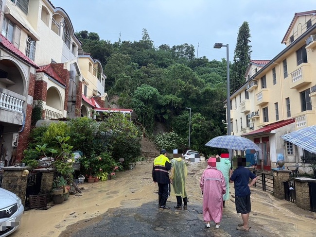 台中大坑土石衝入民宅　太平潭子邊坡崩塌影響交通 | 華視新聞