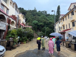 台中大坑土石衝入民宅　太平潭子邊坡崩塌影響交通