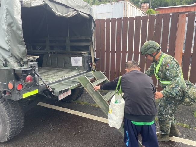 國軍第五作戰區投入災害防救　協助民眾預防性撤離 | 華視新聞