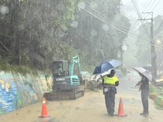 台中潭子龍興巷樹倒路斷　居民受困警助下山避災