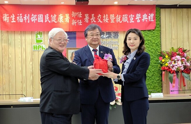 加熱菸有條件通過　國健署長交接拒菸聯盟場外抗議 | 華視新聞