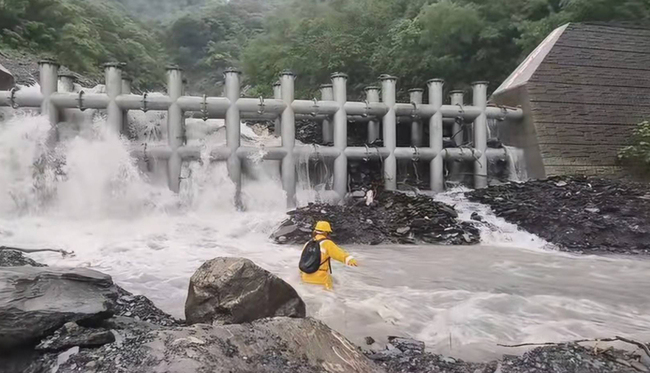 屏東大武村路斷　霧台鄉長巴正義冒險涉溪送藥 | 華視新聞