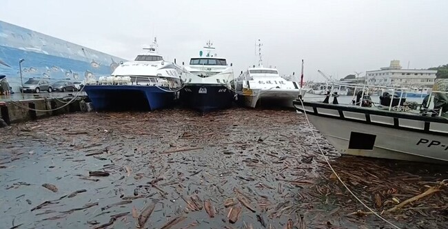 台東富岡港現漂流木影響船隻　縣府急清運 | 華視新聞
