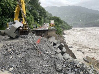 高雄山區豪雨　台20線梅山口坍方封閉搶修