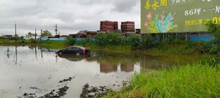 自小客車國1台南段拒檢  車落水塘、駕駛逃逸