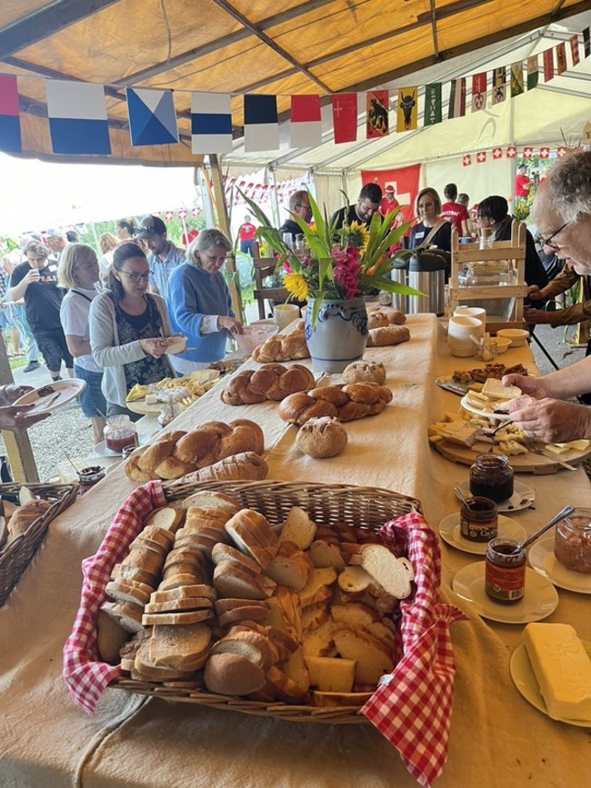 瑞士8/1國慶日傳統 農家早餐會共享美食團聚親友 | 華視新聞