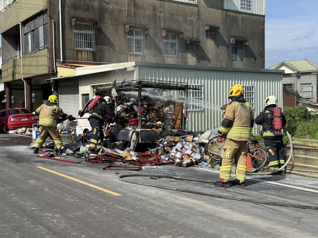 夜市攤商貨車起火　苗栗車主商品付之一炬 | 華視新聞