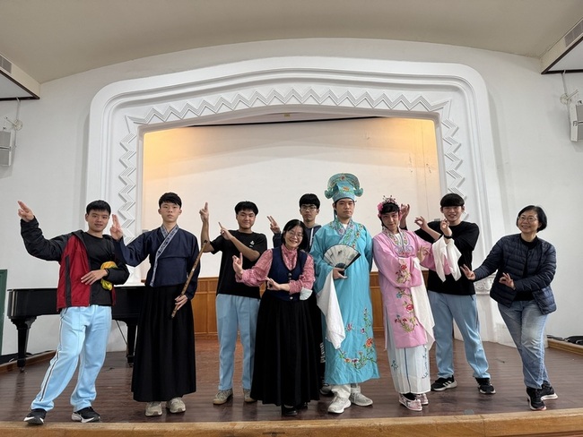 首創博物館探究課程  南一中董怡君獲師鐸獎 | 華視新聞