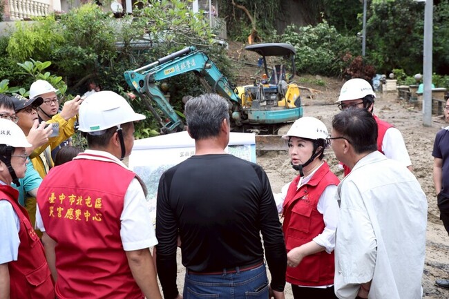 台中北屯、石岡土石滑落波及民宅　盧秀燕勘災 | 華視新聞