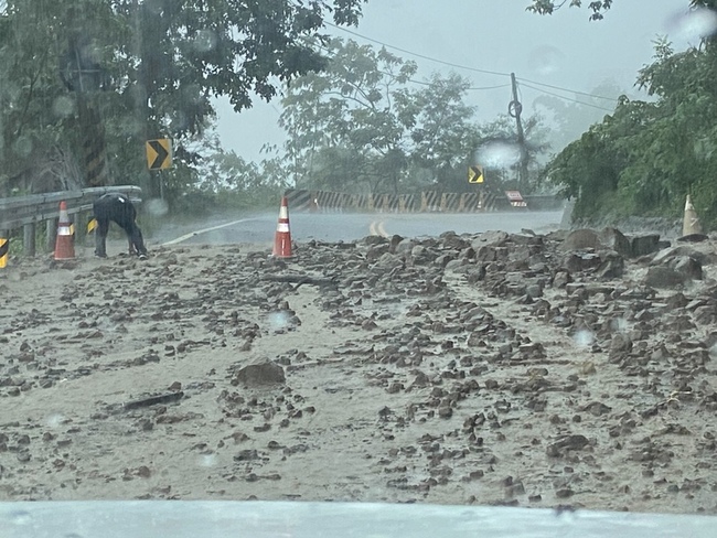 嘉義女校長遇台3線泥石流竄  感嘆開車要備安全帽 | 華視新聞