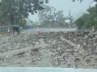 嘉義女校長遇台3線泥石流竄  感嘆開車要備安全帽