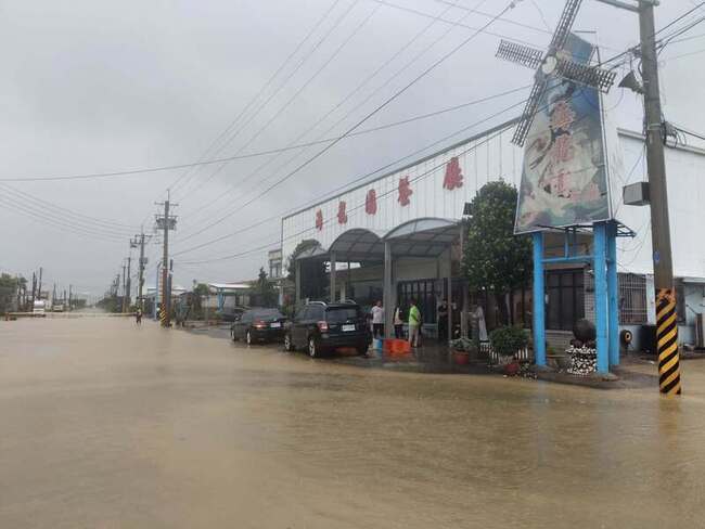 台17線嘉縣東石路段　淹水封閉車道 | 華視新聞