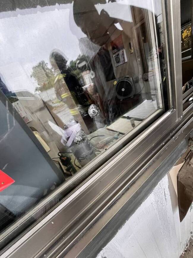 台中拖吊場警衛室遭鋼珠彈擊中　女保全受傷送醫 | 華視新聞