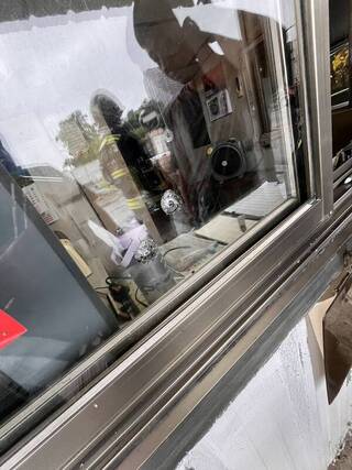 台中拖吊場警衛室遭鋼珠彈擊中　女保全受傷送醫