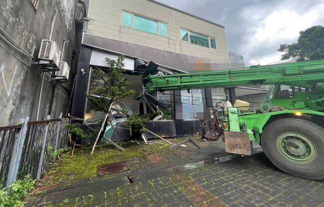 北市大型吊車撞路旁路燈衝民宅  無人傷亡 | 華視新聞