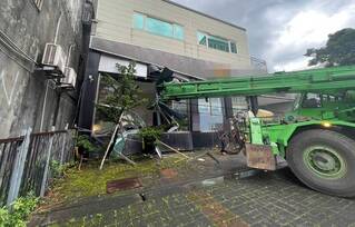 北市大型吊車撞路旁路燈衝民宅  無人傷亡