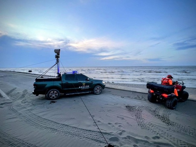 桃園竹圍海水浴場4少年遭浪捲走  2人失聯持續搜救 | 華視新聞