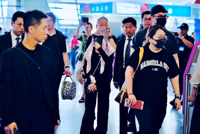 濱崎步搭機返日　頻向粉絲揮手展現親和力 | 華視新聞