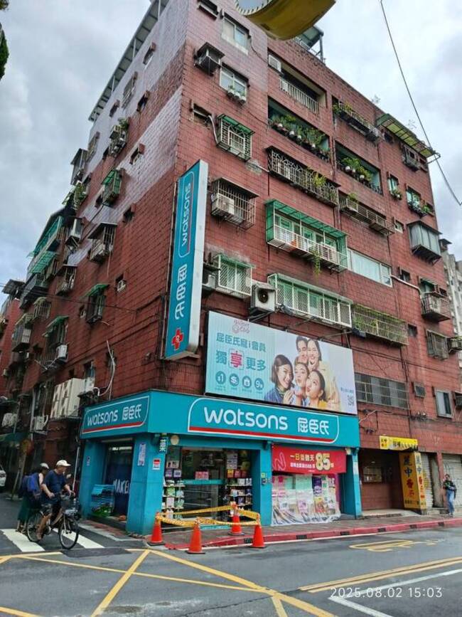 信義區建物外牆磁磚剝落　北市建管處裁罰6萬 | 華視新聞