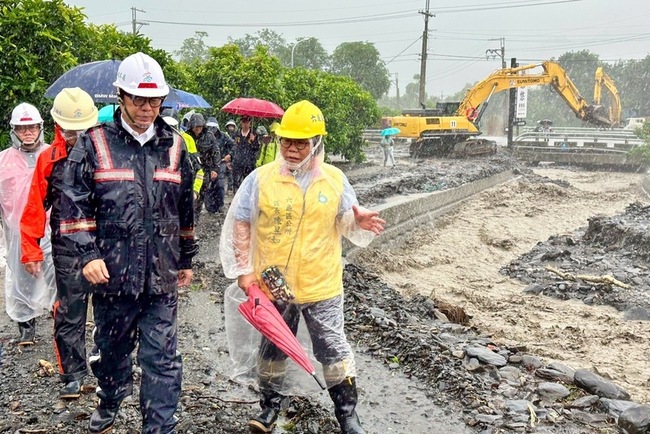 高雄山區道路晚間搶通  陳其邁：路一通物資就進去 | 華視新聞