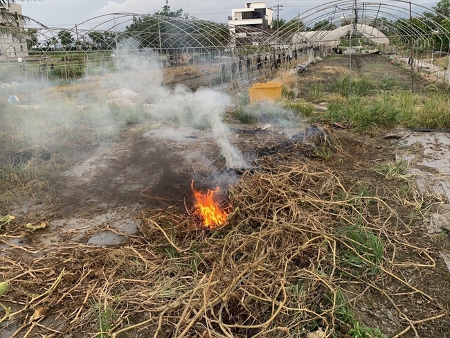 宜蘭露天燃燒稻草 環保局出動空拍機蒐證 | 華視新聞