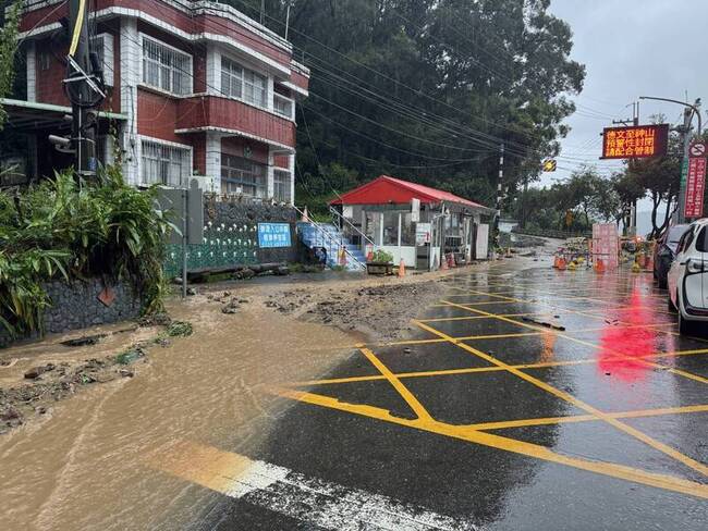屏東大雨不停民眾受困急流　警消橡皮艇涉險救援 | 華視新聞