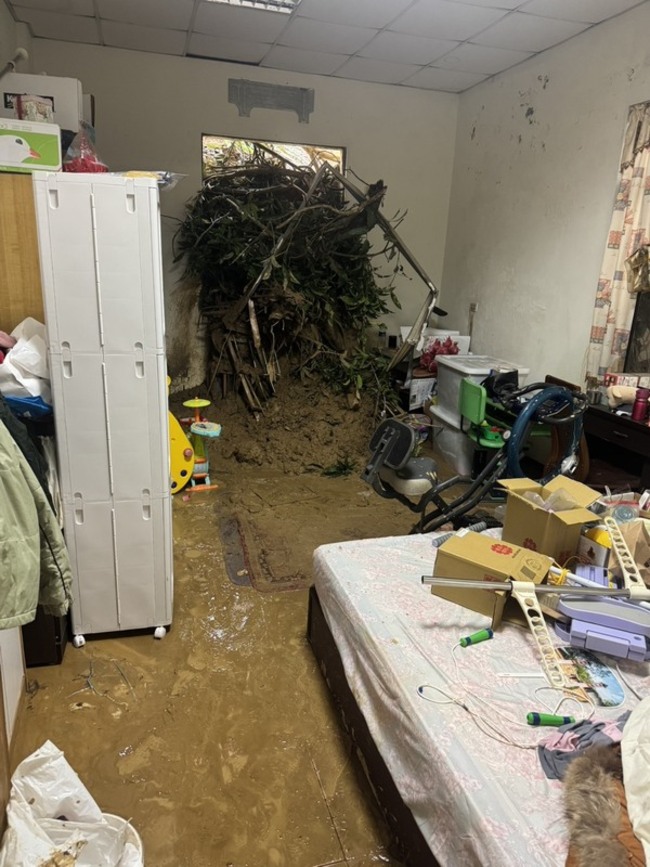 台中大坑7/31土石沖民宅  居民聽轟隆聲急逃躲一劫 | 華視新聞