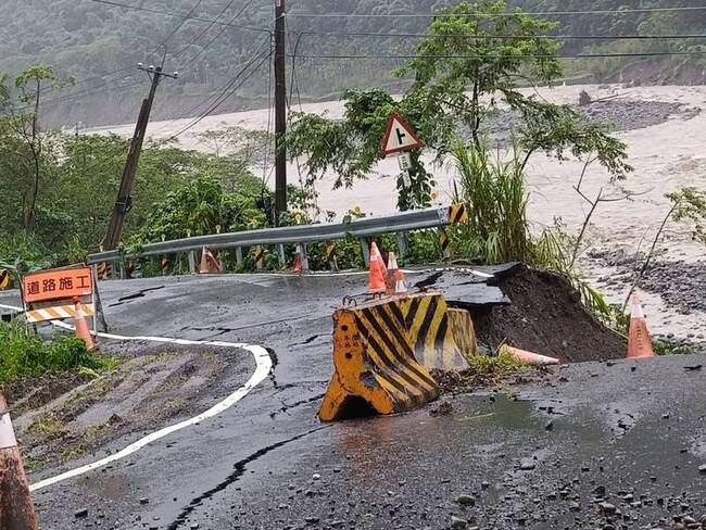 高雄山區豪雨　居服員心繫個案冒險服務獲讚有愛心 | 華視新聞