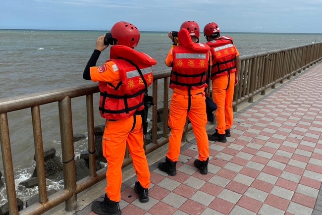 桃園竹圍漁港2高中生遭浪捲走　晚間尋獲1屍體 | 華視新聞
